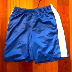 Nike basketball shorts L